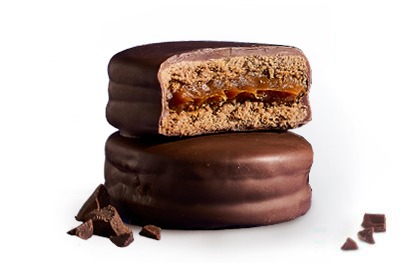 Alfajor-clasico-argentino Alfajor clásico cortado al medio mostrando el relleno de dulce de leche.